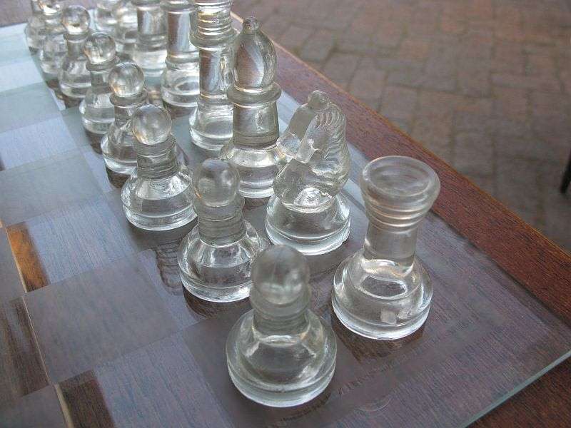 WOW !! A LARGE VINTAGE FROSTED AND CLEAR GLASS CHESS SET !!