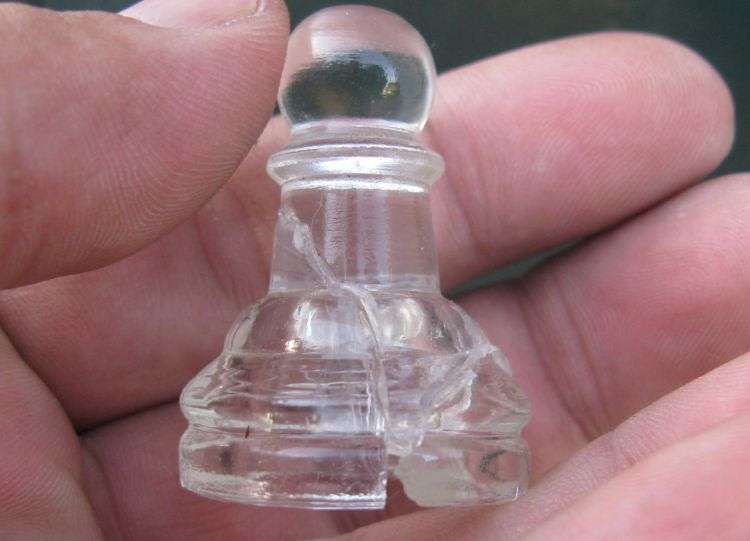 WOW !! A LARGE VINTAGE FROSTED AND CLEAR GLASS CHESS SET !!