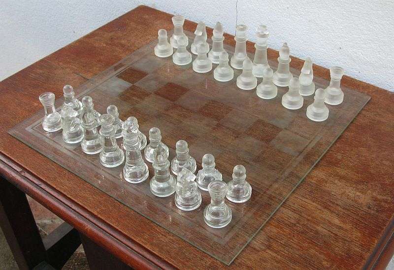 WOW !! A LARGE VINTAGE FROSTED AND CLEAR GLASS CHESS SET !!
