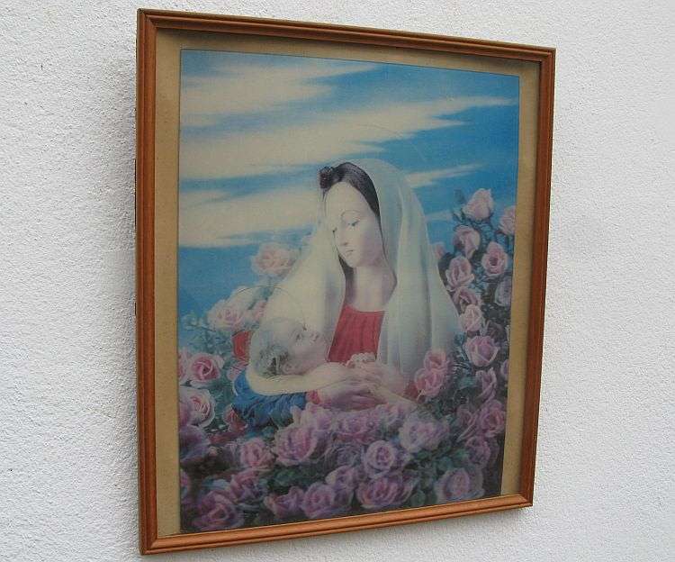 AN INTERESTING HOLOGRAPHIC / 3D WALL DECORATION DEPICTING MARY & BABY JESUS ...GREAT PIECE !!