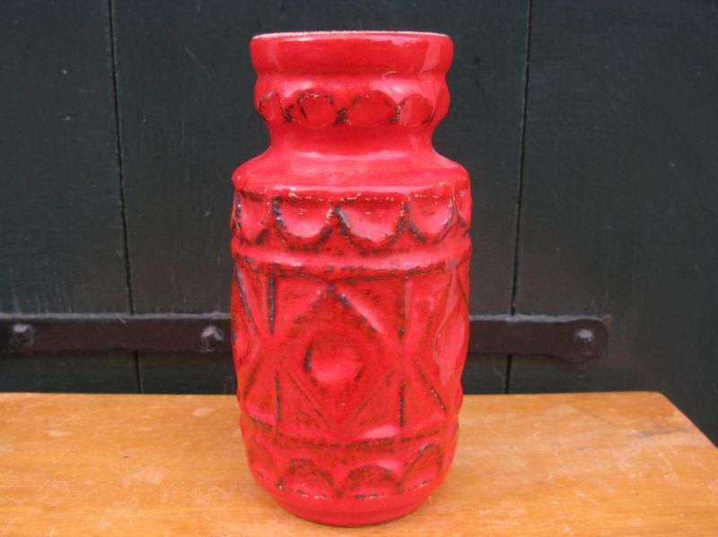 BRILLIANT RARE FIND ! A GORGEOUS VINTAGE WEST GERMAN ""BAY POTTERY"" VASE IN STRIKING RED !! MARKED
