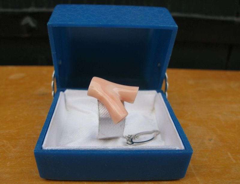 A RARE VINTAGE GENUINE CORAL TIE / LAPEL PIN IN ORIGINAL CASE IMPORTED FROM AMERICA !! COOL !!