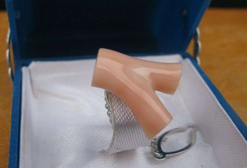 A RARE VINTAGE GENUINE CORAL TIE / LAPEL PIN IN ORIGINAL CASE IMPORTED FROM AMERICA !! COOL !!