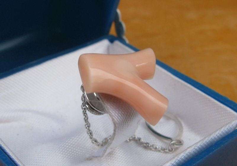 A RARE VINTAGE GENUINE CORAL TIE / LAPEL PIN IN ORIGINAL CASE IMPORTED FROM AMERICA !! COOL !!