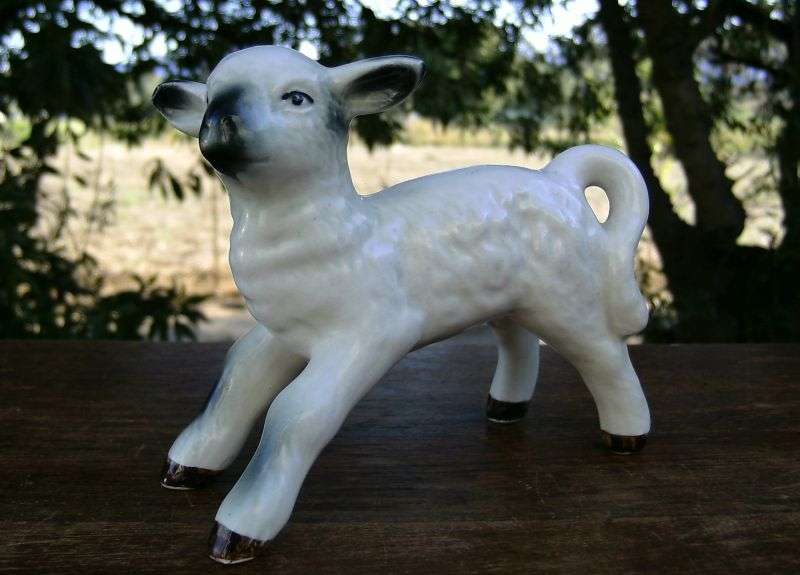 AN ADORABLE VINTAGE LAMB FIGURINE BY SYLVAC OF ENGLAND IN GREAT CONDITION ...NOT BA AAA AD !!
