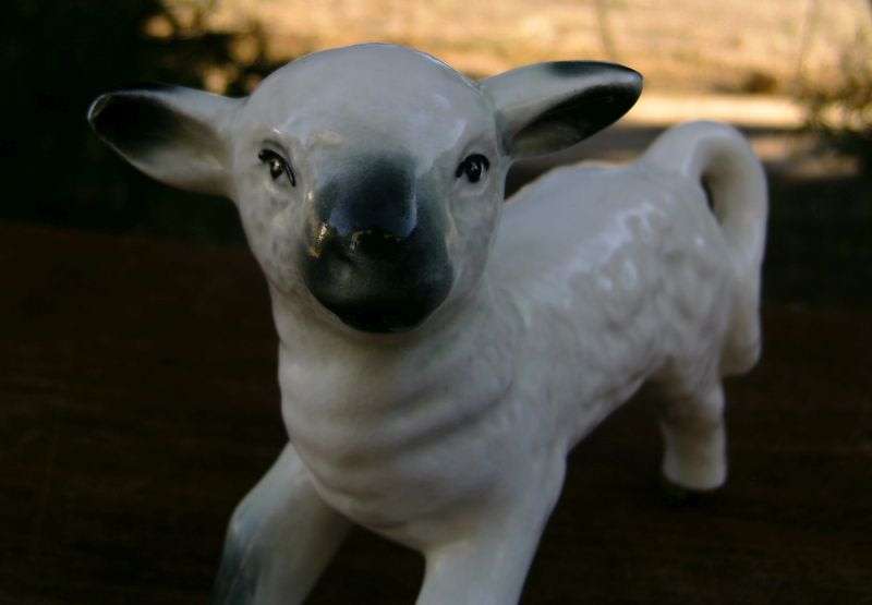 AN ADORABLE VINTAGE LAMB FIGURINE BY SYLVAC OF ENGLAND IN GREAT CONDITION ...NOT BA AAA AD !!