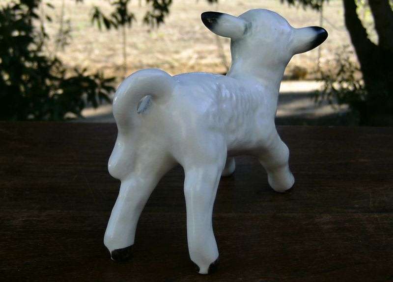 AN ADORABLE VINTAGE LAMB FIGURINE BY SYLVAC OF ENGLAND IN GREAT CONDITION ...NOT BA AAA AD !!
