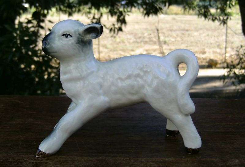 AN ADORABLE VINTAGE LAMB FIGURINE BY SYLVAC OF ENGLAND IN GREAT CONDITION ...NOT BA AAA AD !!
