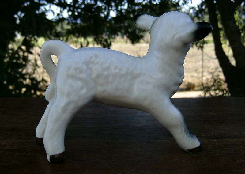AN ADORABLE VINTAGE LAMB FIGURINE BY SYLVAC OF ENGLAND IN GREAT CONDITION ...NOT BA AAA AD !!