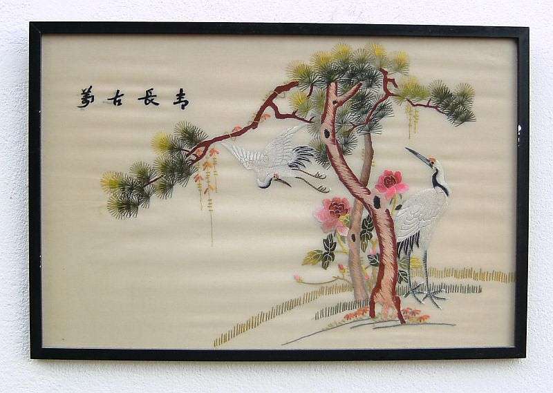 AN INTRICATELY DETAILED VINTAGE ORIENTAL EMBROIDERY DEPICTING STORKS !! EXCELLENT PIECE !!