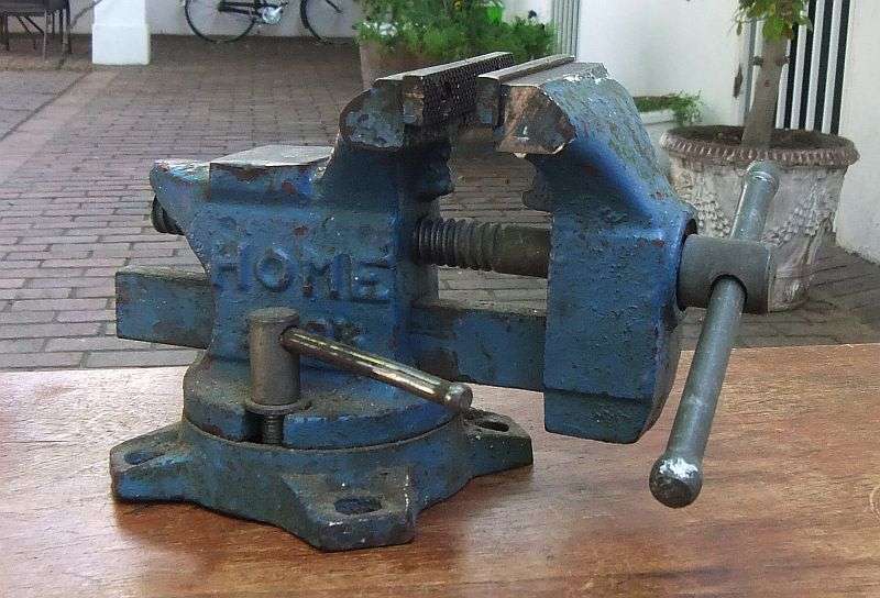 A VERY USEFUL VERY STURDY VERY HEAVY VERY GOOD QUALITY VINTAGE HOME HOBBY VICE