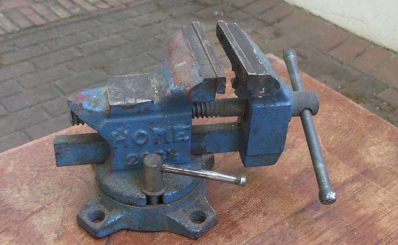 A VERY USEFUL VERY STURDY VERY HEAVY VERY GOOD QUALITY VINTAGE HOME HOBBY VICE