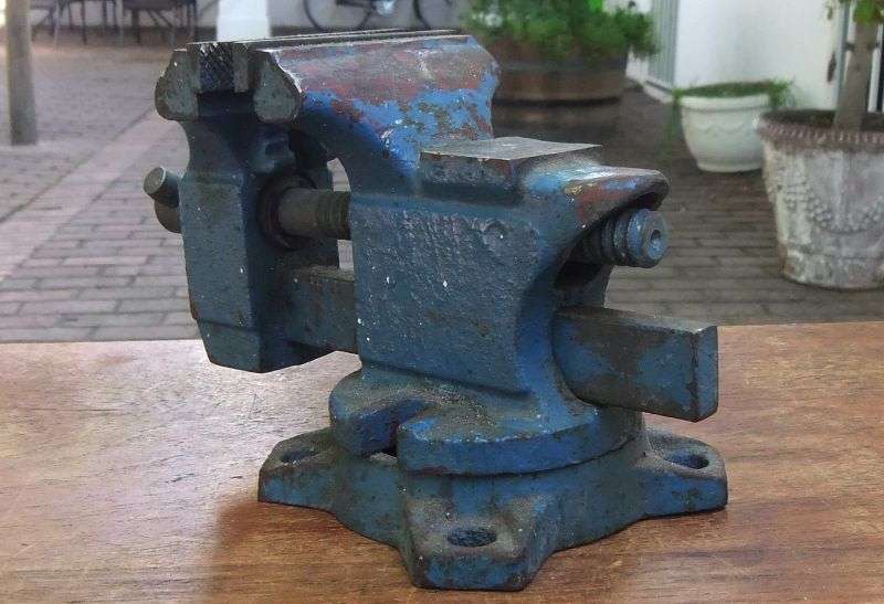 A VERY USEFUL VERY STURDY VERY HEAVY VERY GOOD QUALITY VINTAGE HOME HOBBY VICE