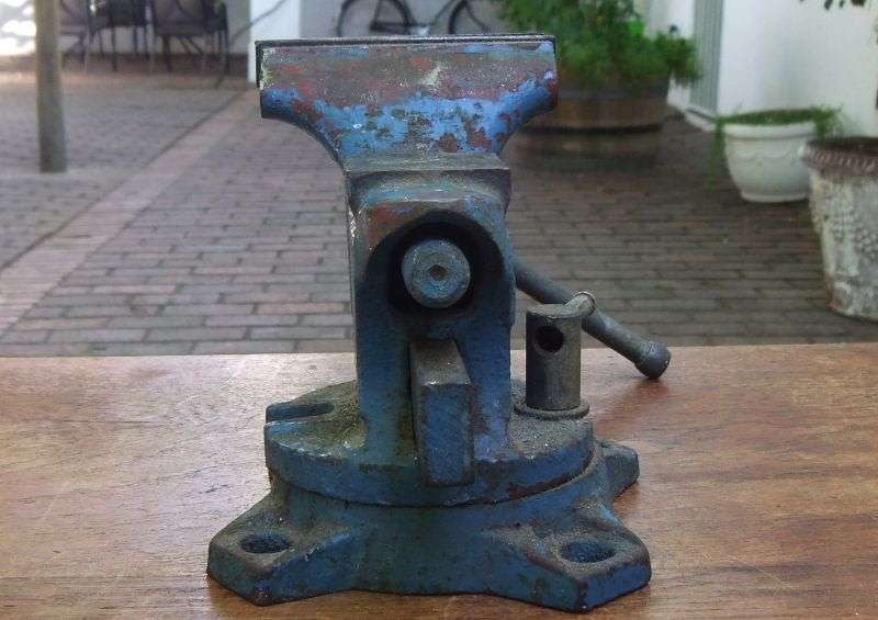 A VERY USEFUL VERY STURDY VERY HEAVY VERY GOOD QUALITY VINTAGE HOME HOBBY VICE