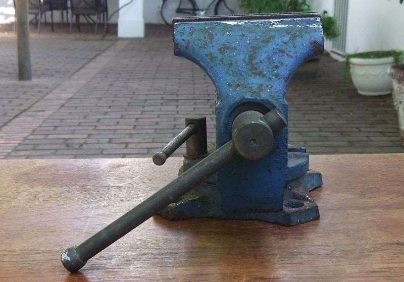 A VERY USEFUL VERY STURDY VERY HEAVY VERY GOOD QUALITY VINTAGE HOME HOBBY VICE
