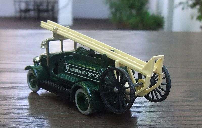 WOW !! WOW !! A VINTAGE 1983 DIE CAST METAL MODEL BY LLEDO ENGLAND OF AN OLD FIRE ENGINE !!