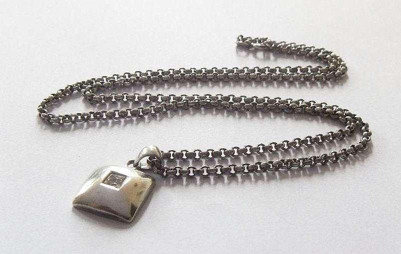 AN EXCELLENT QUALITY ROUND LINK STERLING SILVER NECKLACE WITH SQUARE FACETED STONE SET PENDANT !!