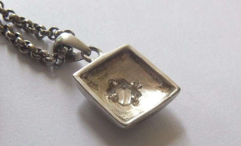 AN EXCELLENT QUALITY ROUND LINK STERLING SILVER NECKLACE WITH SQUARE FACETED STONE SET PENDANT !!