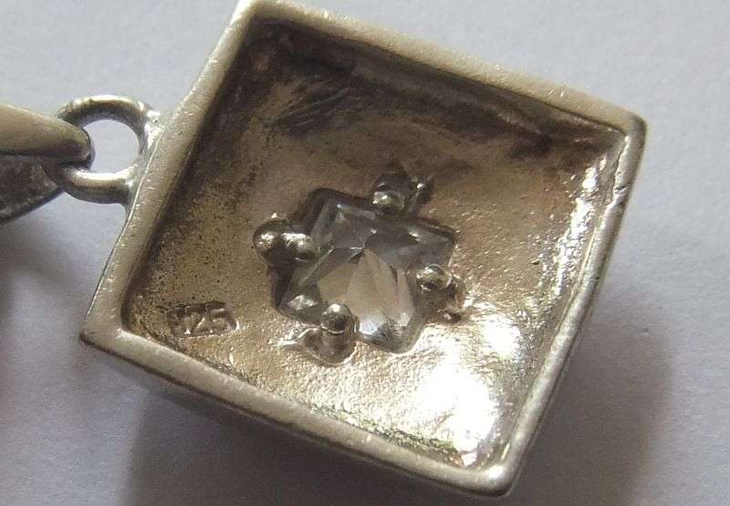 AN EXCELLENT QUALITY ROUND LINK STERLING SILVER NECKLACE WITH SQUARE FACETED STONE SET PENDANT !!