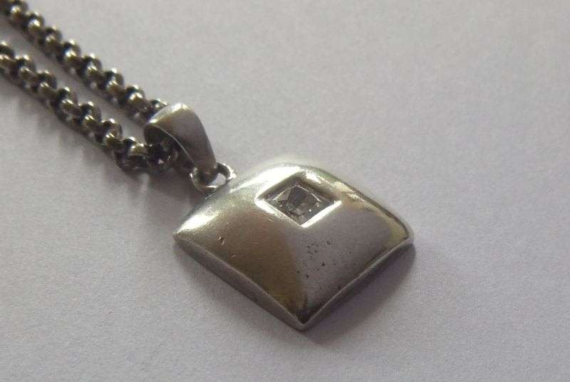 AN EXCELLENT QUALITY ROUND LINK STERLING SILVER NECKLACE WITH SQUARE FACETED STONE SET PENDANT !!