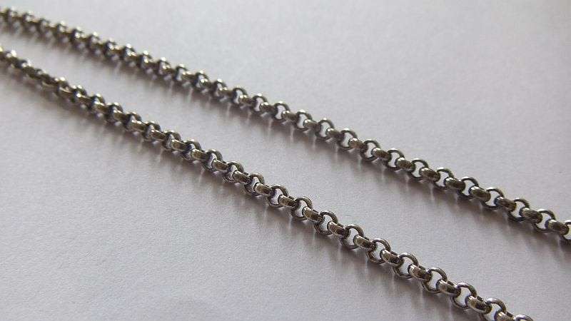 AN EXCELLENT QUALITY ROUND LINK STERLING SILVER NECKLACE WITH SQUARE FACETED STONE SET PENDANT !!