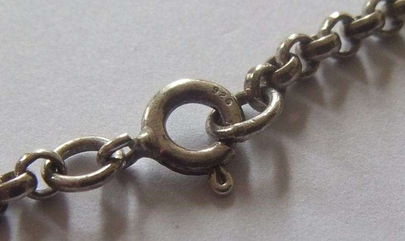 AN EXCELLENT QUALITY ROUND LINK STERLING SILVER NECKLACE WITH SQUARE FACETED STONE SET PENDANT !!