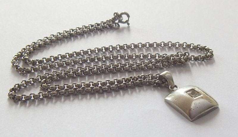 AN EXCELLENT QUALITY ROUND LINK STERLING SILVER NECKLACE WITH SQUARE FACETED STONE SET PENDANT !!