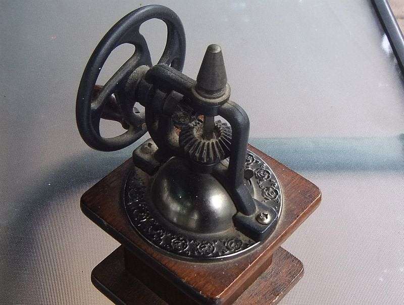 SWEET !! A VINTAGE PEPPER GRINDER IN GOOD CONDITION !! SO OLD SCHOOL !!