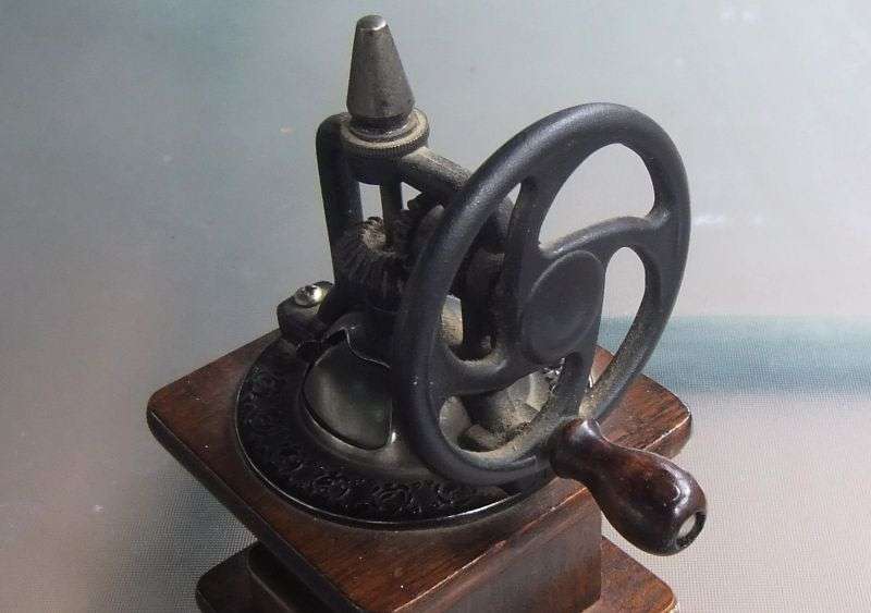 SWEET !! A VINTAGE PEPPER GRINDER IN GOOD CONDITION !! SO OLD SCHOOL !!