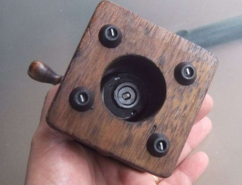 SWEET !! A VINTAGE PEPPER GRINDER IN GOOD CONDITION !! SO OLD SCHOOL !!