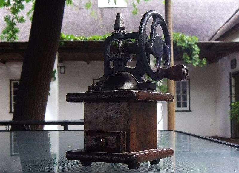 SWEET !! A VINTAGE PEPPER GRINDER IN GOOD CONDITION !! SO OLD SCHOOL !!