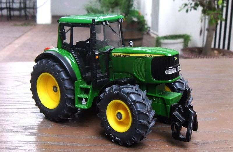 AN AWESOME QUALITY DIE CAST METAL MODEL OF A ""JOHN DEERE "" TRACTOR WITH RUBBER TYRES BY SIKU !!