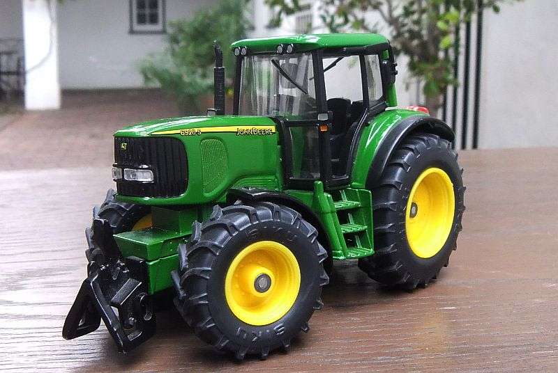 AN AWESOME QUALITY DIE CAST METAL MODEL OF A ""JOHN DEERE "" TRACTOR WITH RUBBER TYRES BY SIKU !!