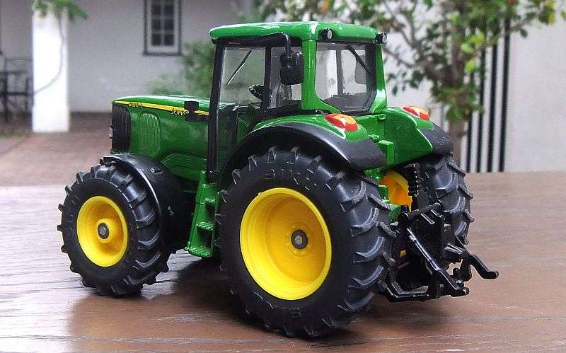 AN AWESOME QUALITY DIE CAST METAL MODEL OF A ""JOHN DEERE "" TRACTOR WITH RUBBER TYRES BY SIKU !!