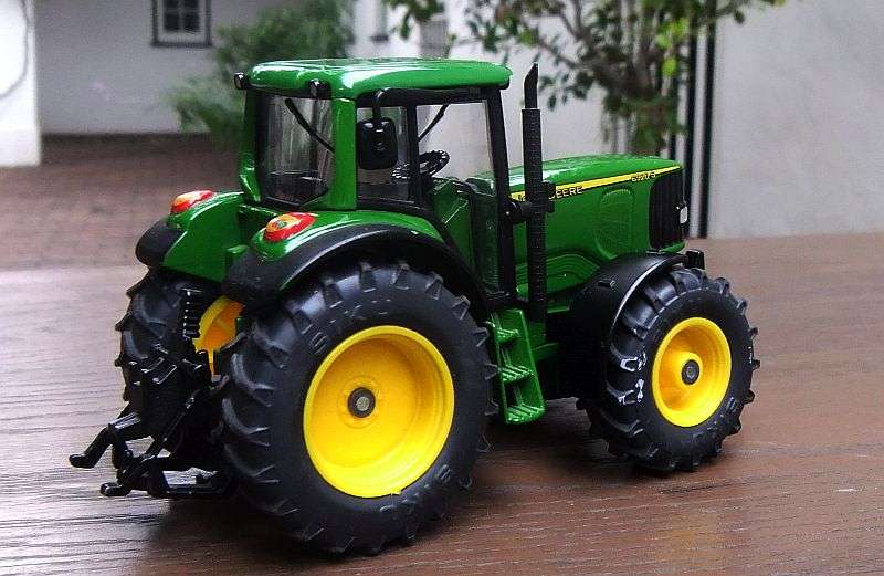 AN AWESOME QUALITY DIE CAST METAL MODEL OF A ""JOHN DEERE "" TRACTOR WITH RUBBER TYRES BY SIKU !!