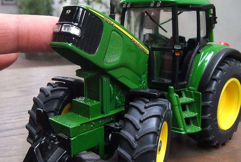 AN AWESOME QUALITY DIE CAST METAL MODEL OF A ""JOHN DEERE "" TRACTOR WITH RUBBER TYRES BY SIKU !!