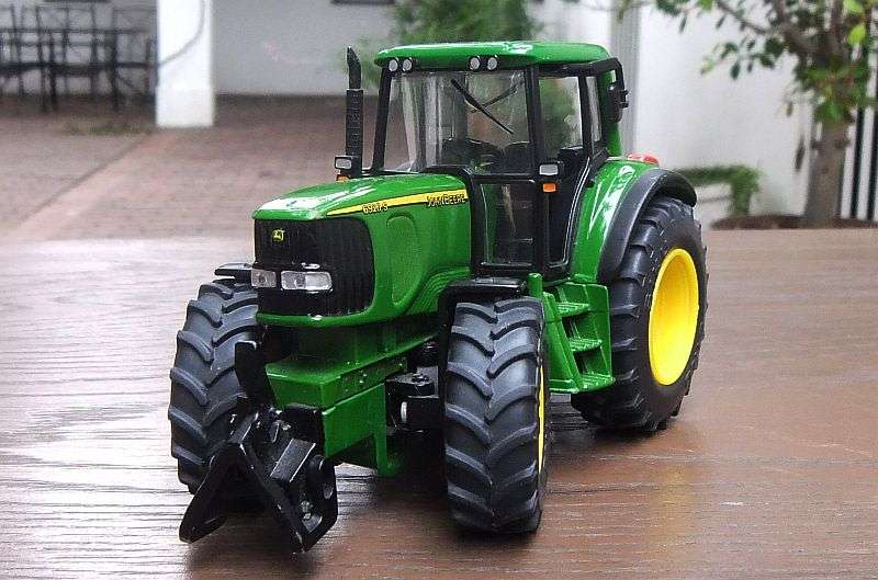 AN AWESOME QUALITY DIE CAST METAL MODEL OF A ""JOHN DEERE "" TRACTOR WITH RUBBER TYRES BY SIKU !!