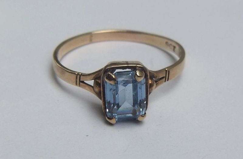 WOW !! A STUNNING VINTAGE 9CT GOLD RING SET WITH A FACETED BLUE STONE !! A MUST HAVE !!