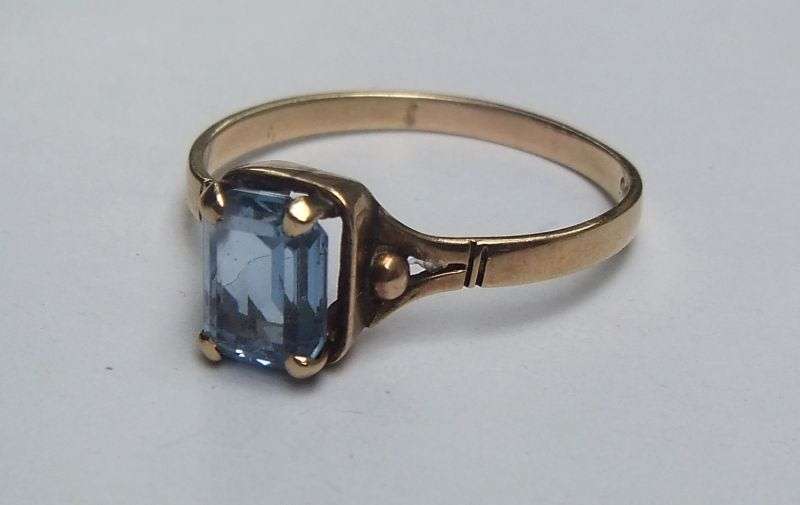 WOW !! A STUNNING VINTAGE 9CT GOLD RING SET WITH A FACETED BLUE STONE !! A MUST HAVE !!