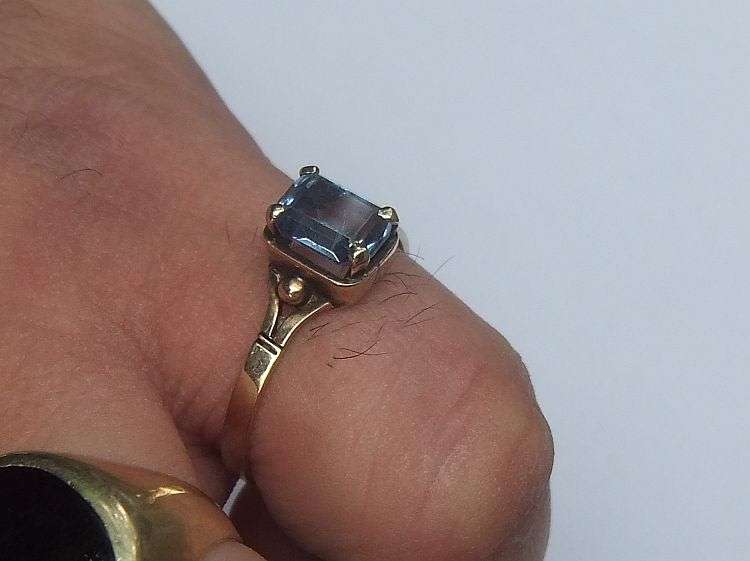 WOW !! A STUNNING VINTAGE 9CT GOLD RING SET WITH A FACETED BLUE STONE !! A MUST HAVE !!