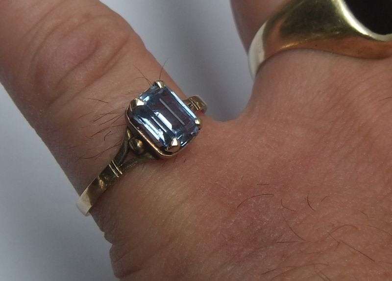 WOW !! A STUNNING VINTAGE 9CT GOLD RING SET WITH A FACETED BLUE STONE !! A MUST HAVE !!