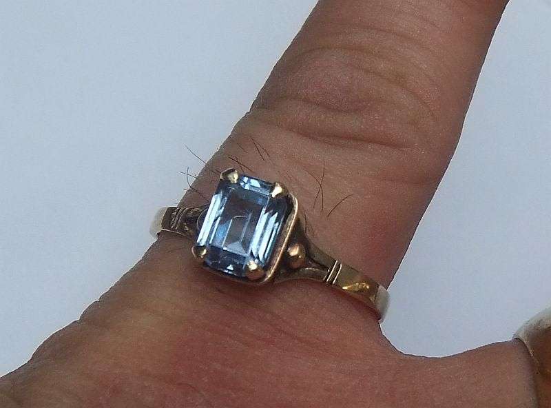 WOW !! A STUNNING VINTAGE 9CT GOLD RING SET WITH A FACETED BLUE STONE !! A MUST HAVE !!