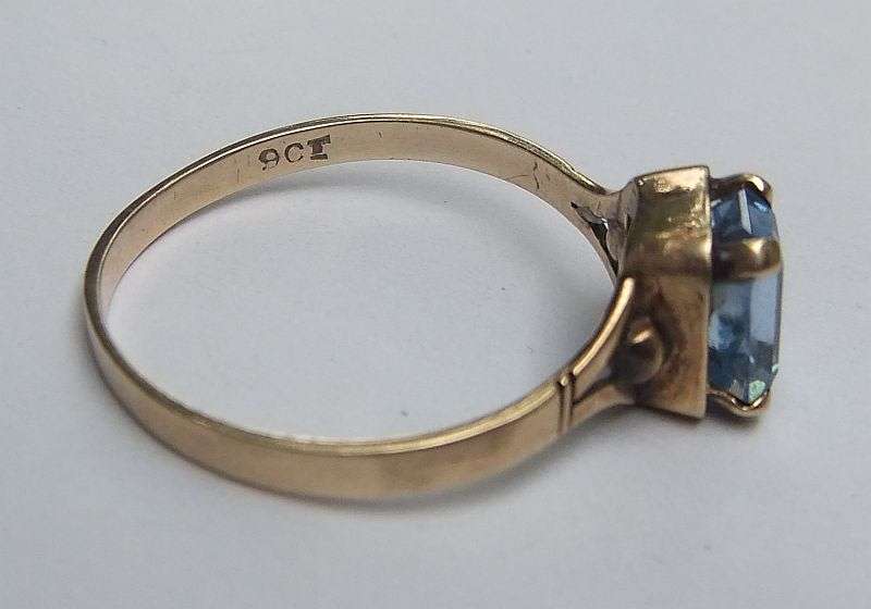 WOW !! A STUNNING VINTAGE 9CT GOLD RING SET WITH A FACETED BLUE STONE !! A MUST HAVE !!