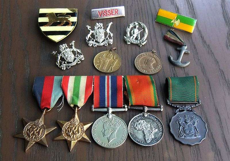 AN AWESOME FULL SIZED SET OF WW2 MEDALS PLUS EXTRA MEDALLIONS AND BITS N BOBS !! BID FOR ALL !!