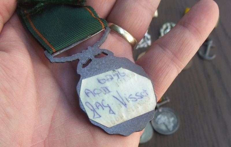 AN AWESOME FULL SIZED SET OF WW2 MEDALS PLUS EXTRA MEDALLIONS AND BITS N BOBS !! BID FOR ALL !!