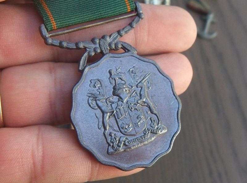 AN AWESOME FULL SIZED SET OF WW2 MEDALS PLUS EXTRA MEDALLIONS AND BITS N BOBS !! BID FOR ALL !!