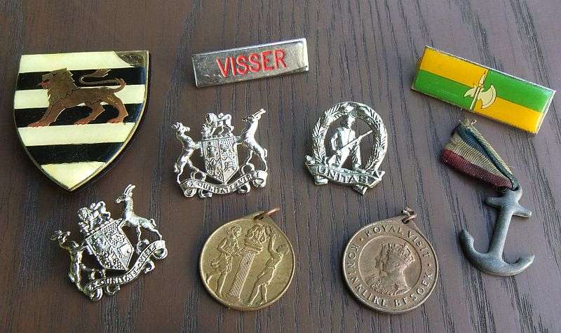 AN AWESOME FULL SIZED SET OF WW2 MEDALS PLUS EXTRA MEDALLIONS AND BITS N BOBS !! BID FOR ALL !!