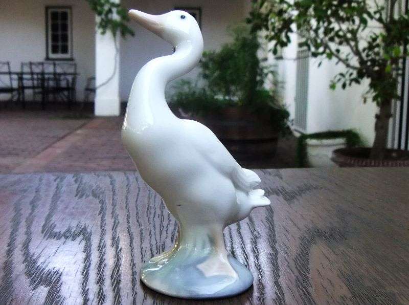 A FANTASTIC VINTAGE ADORABLE DUCK FIGURE BY LLADRO ...MADE IN SPAIN ...ABSOLUTELY NO DAMAGE ! WOW !!
