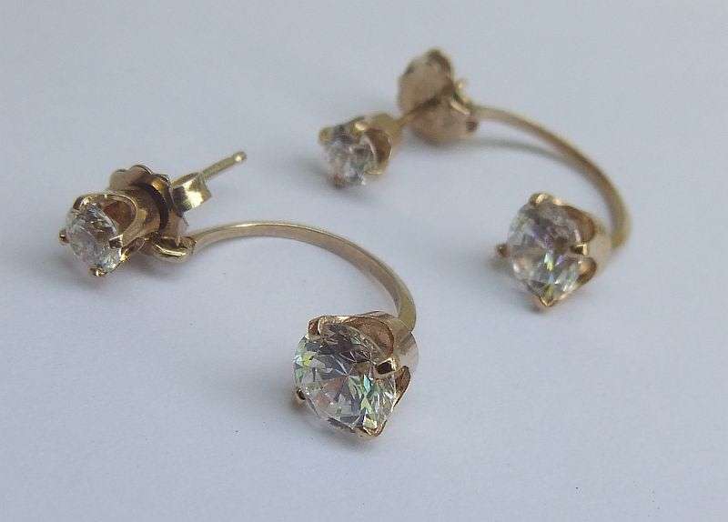 WOW !! AN ELEGANT SOLID 14 CT GOLD PAIR OF DANGLING EARRINGS SET WITH BEAUTIFUL FACETED STONES !!