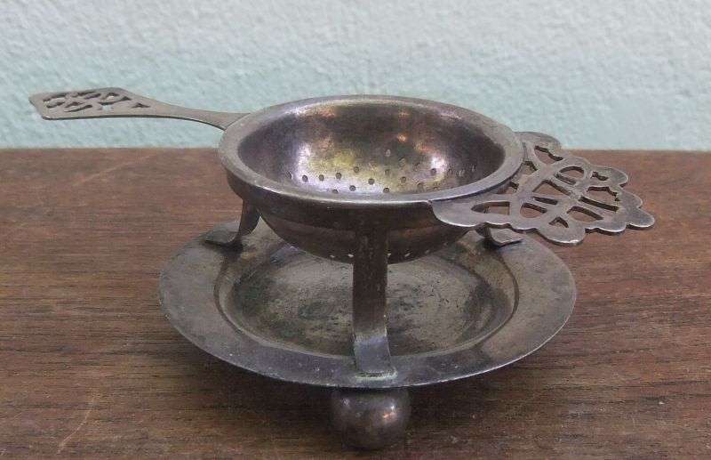 A VERY STYLISH GOOD QUALITY  VINTAGE E.P.N.S TEA STRAINER....MID 1900`S ...AWESOME !!